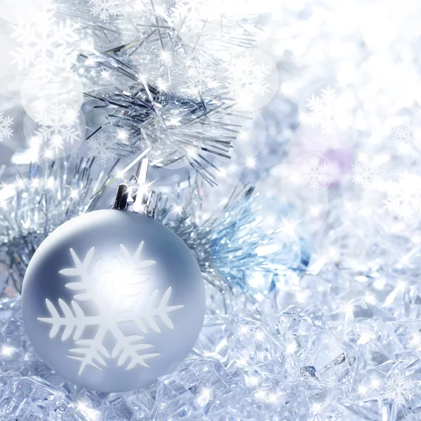 Weihnachtskugeln silbern auf winterlichem Eis — Stockfoto