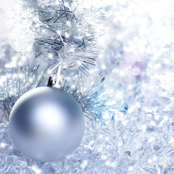 Kışın buz üzerinde Noel baubles gümüş — Stok fotoğraf