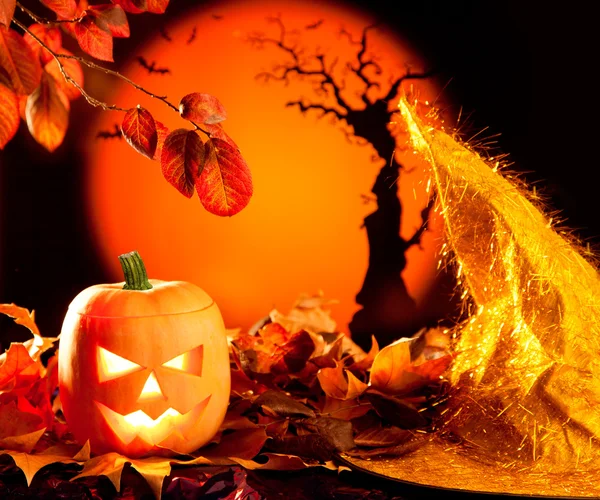 Halloween orange pumpa på hösten lämnar — Stockfoto
