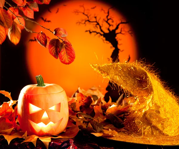 Halloween-Orange-Kürbis auf Herbstblättern — Stockfoto