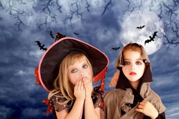 Costumi di Halloween bambine sulla notte di luna — Foto Stock