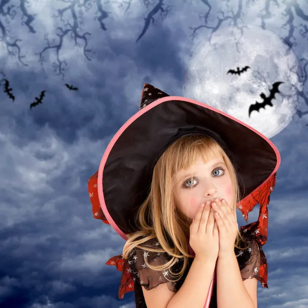 Хэллоуин испуганная девочка на темном небе луны — стоковое фото