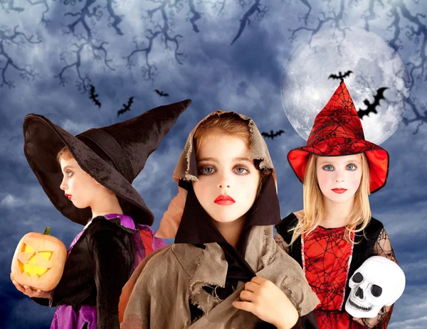 Halloween kids girls und kürbis im mondhimmel — Stockfoto