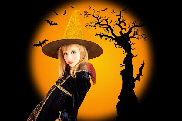 Halloween schönes Mädchen in getrockneten Baumfledermaus — Stockfoto