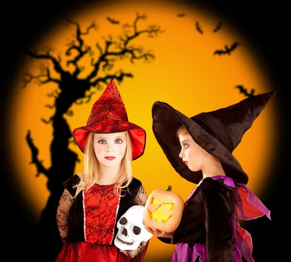 Halloween děti dívky s strom a netopýry — Stock fotografie