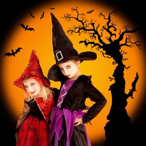 Хэллоуин детей девочек с деревом и летучих мышей — стоковое фото