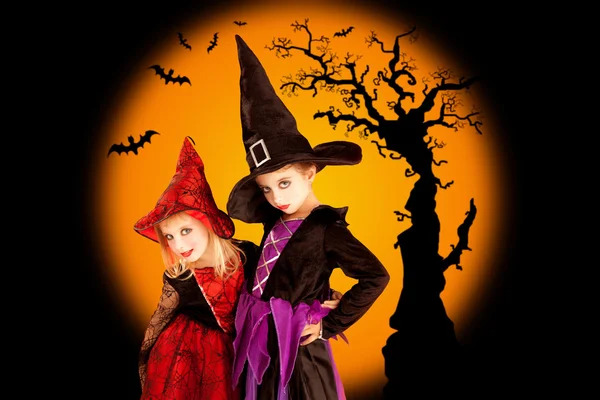 Halloween barn flickor med träd och fladdermöss — Stockfoto