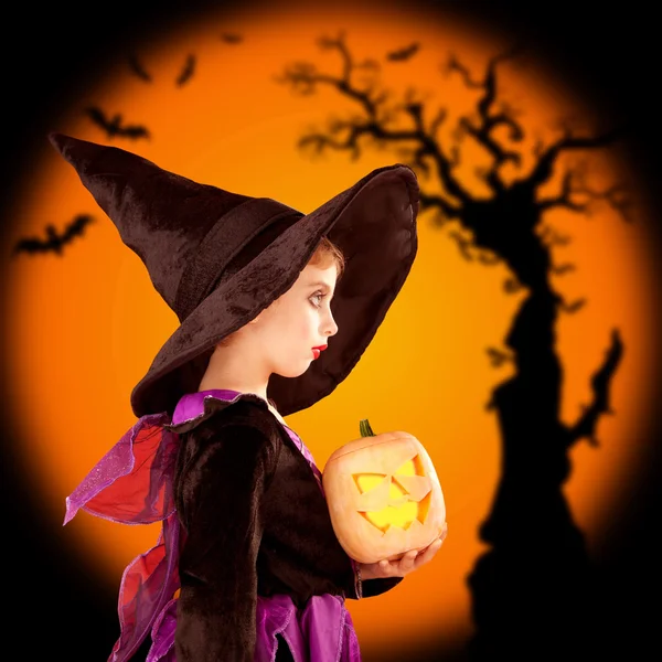 Halloween crianças menina segurando abóbora — Fotografia de Stock