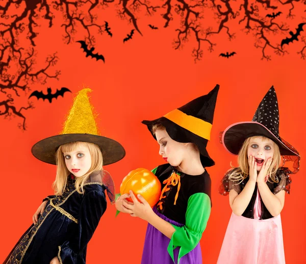 Halloween grupp av barn flickor dräkter — Stockfoto