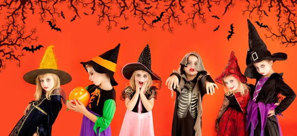 Grupo de Halloween de crianças meninas trajes — Fotografia de Stock