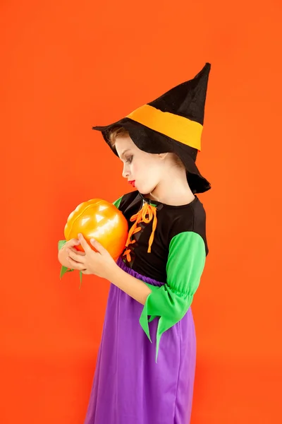Хеллоуїн дівчинка костюм на помаранчевому — стокове фото