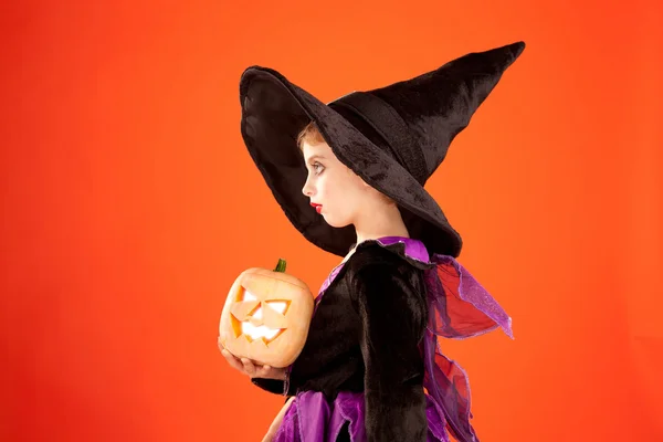 Halloween kid flicka kostym på orange — Stockfoto