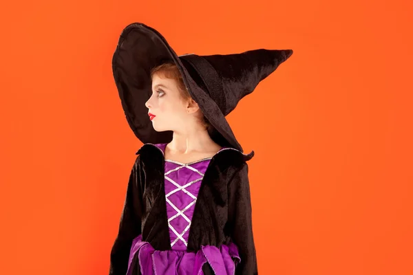 Halloween disfraz de niña en naranja — Foto de Stock