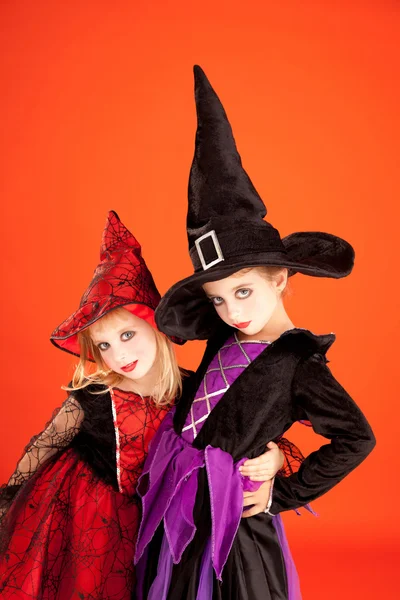 Девочки на Хэллоуин сестра на оранжевом — стоковое фото