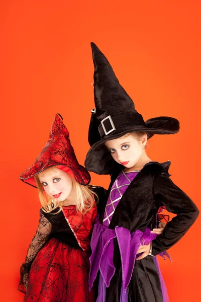 Девочки на Хэллоуин сестра на оранжевом — стоковое фото