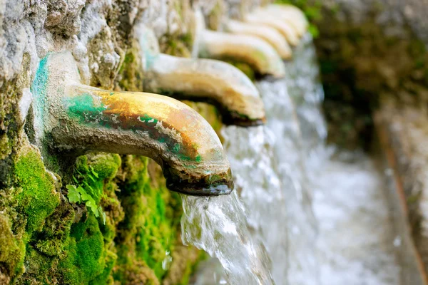 Fonte d'acqua della fontana d'ottone sorgente — Foto Stock