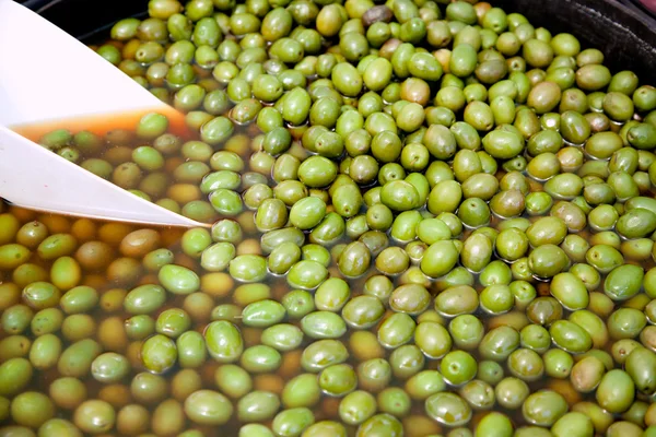 Pekel olijf vruchten in markt ronde pot — Stockfoto