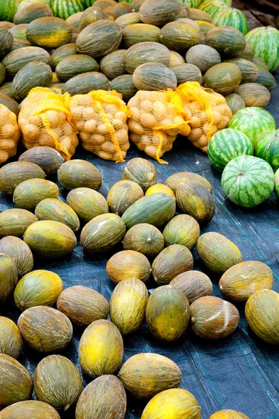 Mercado con sandía de melón y patatas —  Fotos de Stock