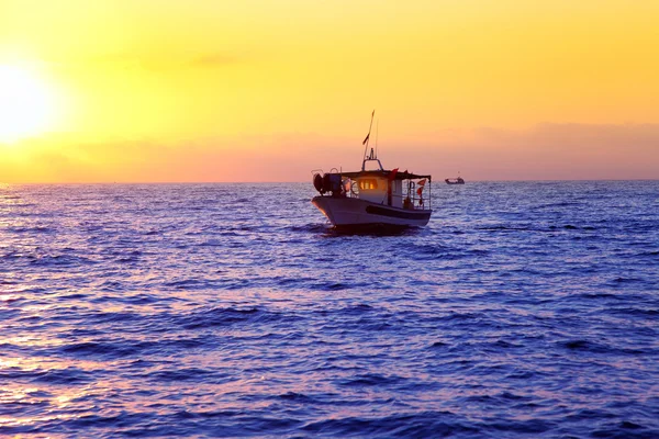 Blå havet soluppgång med solen i horisonten — Stockfoto