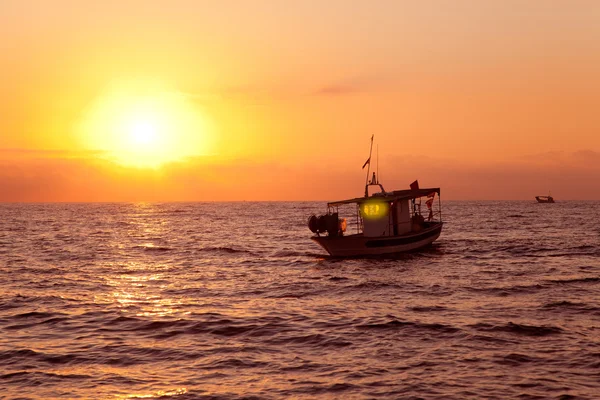 Balıkçı teknesi, Akdeniz Sunrise — Stok fotoğraf