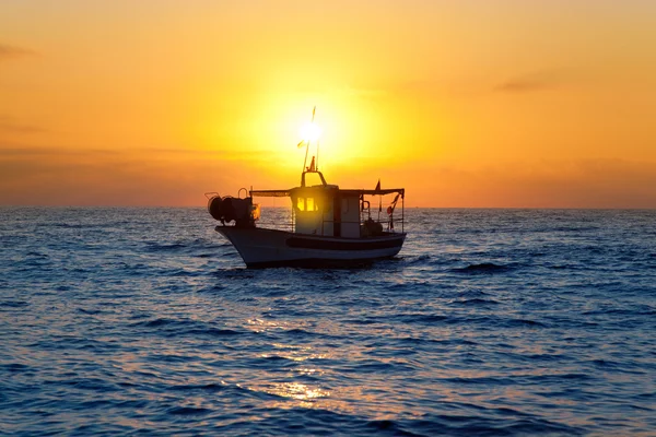 Barco de pesca ao nascer do sol no mar Mediterrâneo — Fotografia de Stock