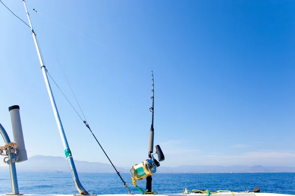 Bote de pesca curricán con engranaje outrigger — Foto de Stock