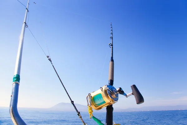 Bote de pesca curricán con engranaje outrigger — Foto de Stock