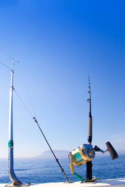 Bateau de pêche traînant avec des engins de détente — Photo