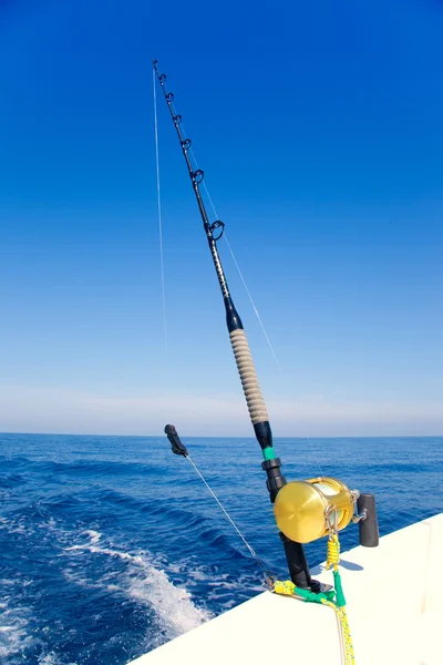 Bateau de pêche à la traîne dans l'océan avec moulinet doré — Photo