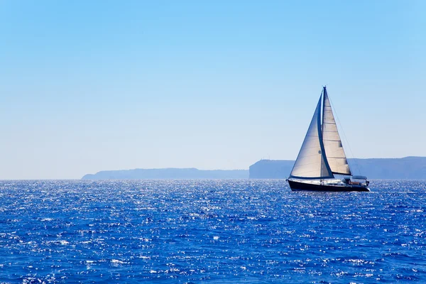 青い地中海のヨットのセーリング — ストック写真