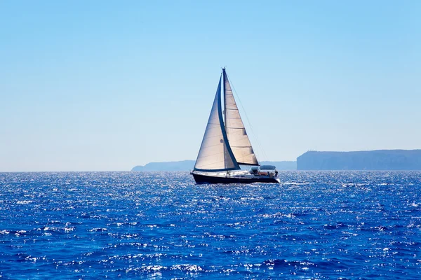 Velero azul mediterráneo vela — Foto de Stock