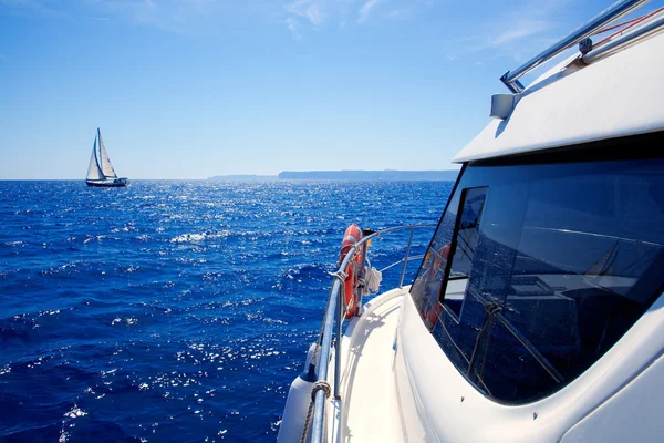 Вид збоку човна на блакитний океан з вітрильним човном — стокове фото