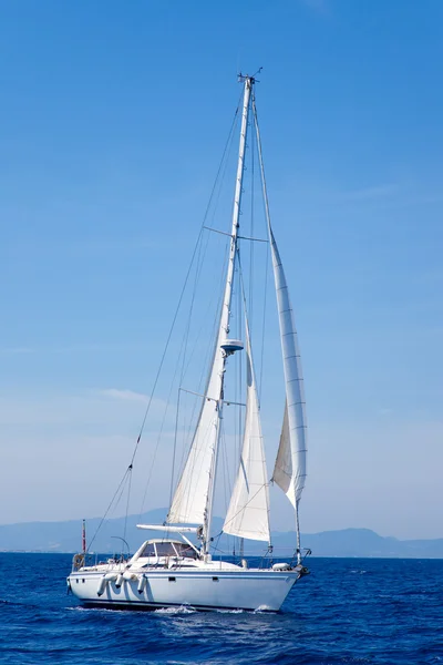 Blaues Mittelmeer Segelboot segeln — Stockfoto
