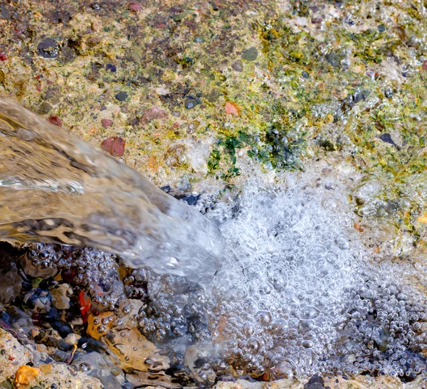 水春の小さな滝の流れ落ちる水 — ストック写真