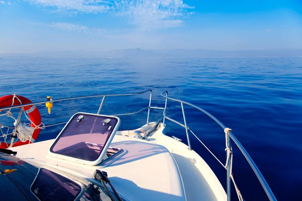Barco azul marinho velejando com arco aberto pórtico — Fotografia de Stock