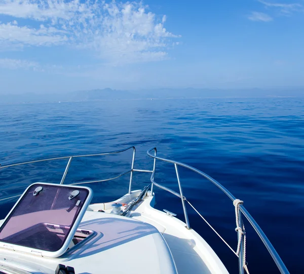 Bateau de mer bleu naviguant avec hublot ouvert — Photo