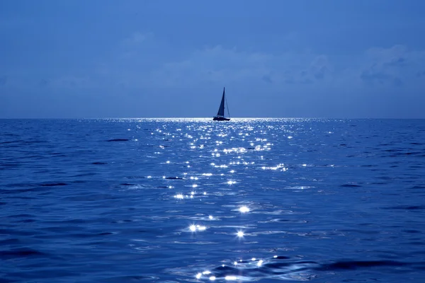 Синий парусник, плывущий по Средиземному морю — стоковое фото