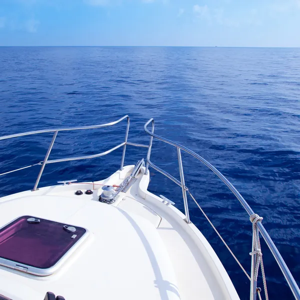 Barco de proa navegando en mar Mediterráneo azul — Foto de Stock