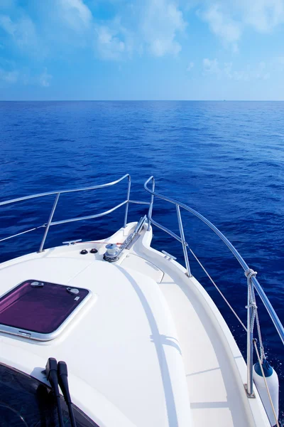 Barco de proa navegando en mar Mediterráneo azul — Foto de Stock