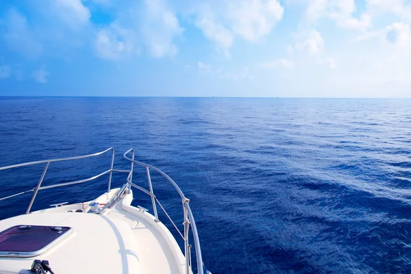 Barco de proa navegando en mar Mediterráneo azul —  Fotos de Stock