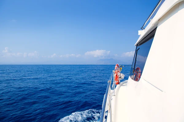 Fiocco barca a vela nel blu del Mediterraneo — Foto Stock