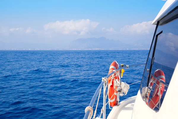 青い地中海のセーリング ボート弓 — ストック写真