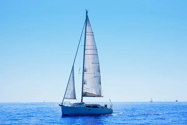 Veleiro azul navegando mar Mediterrâneo — Fotografia de Stock