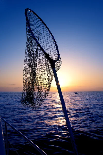Red de inmersión en la pesca en barco en el amanecer de agua salada —  Fotos de Stock