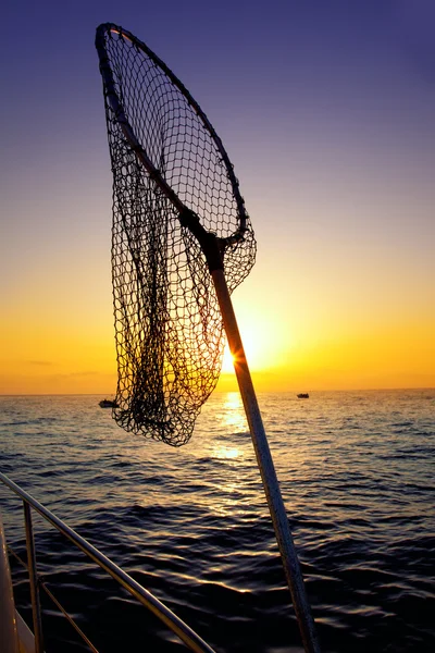 Βουτιά δίχτυ σε αλιευτικών σκαφών στην Ανατολή του ηλίου αλμυρού νερού — Φωτογραφία Αρχείου