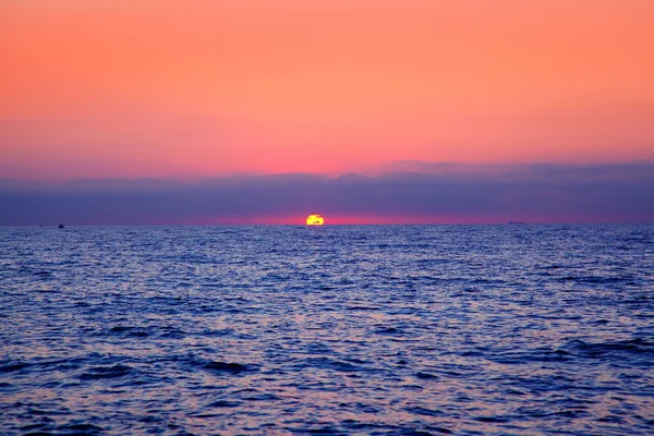 Azul mar nascer do sol com o sol no horizonte — Fotografia de Stock