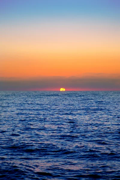 Синий восход моря с солнцем в руке — стоковое фото