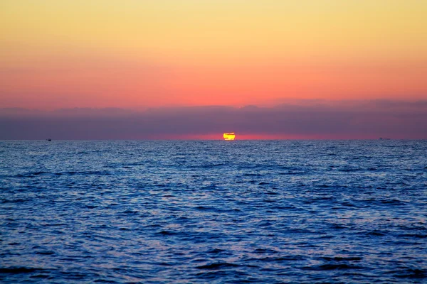 Alba blu del mare con sole all'orizzonte — Foto Stock