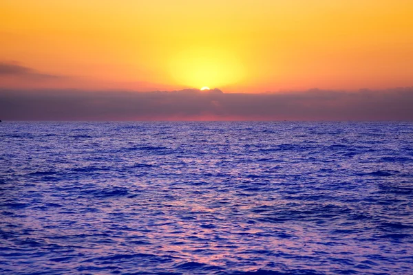 Alba del Mar Mediterraneo con cielo arancione — Foto Stock