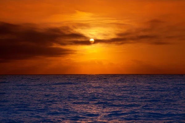 Golden sunrise with sun and clouds over sea — Stockfoto